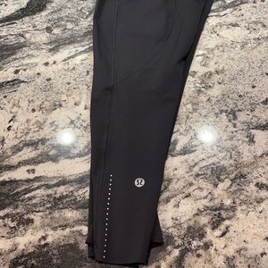 Black cropped Lulu leggings.